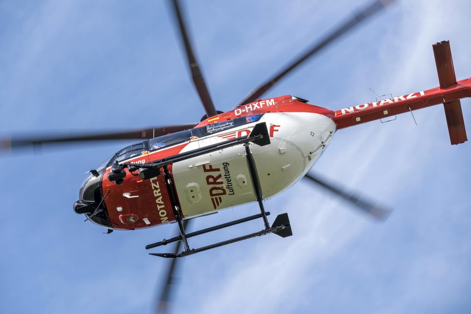 Auch ein Rettungshubschrauber war im Einsatz. Doch die Helfer konnten das Leben des jungen Mannes nicht mehr retten. (Symbolbild)