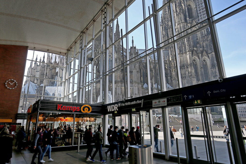 Der Kölner Dom und der Hauptbahnhof: Am Eingang zum Kölner Hauptbahnhof gab es den Streit.