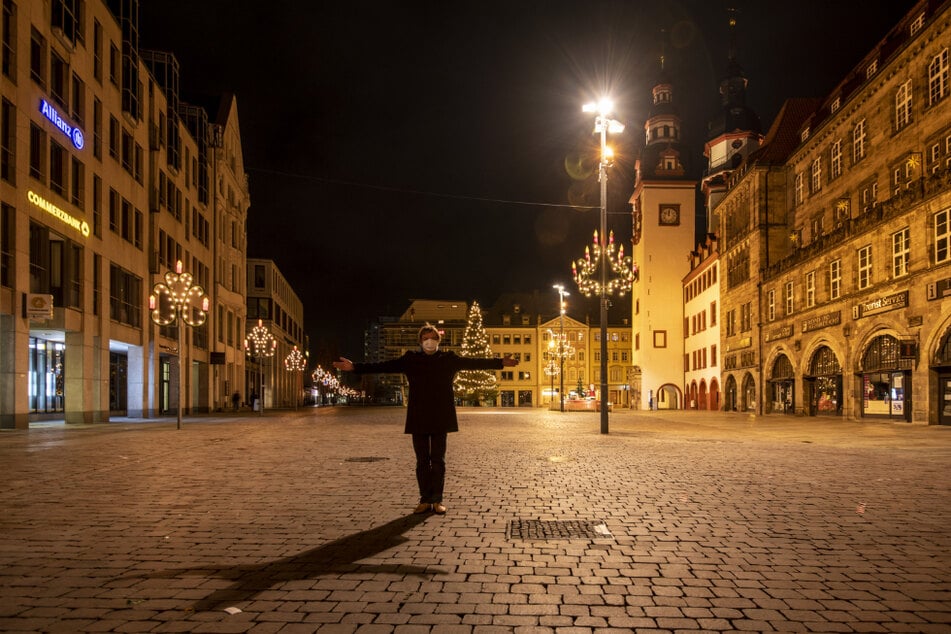 Ganz allein in der Innenstadt: Redakteur Bernd Rippert (60) begrüßte das neue Jahr auf dem menschenleeren Markt.