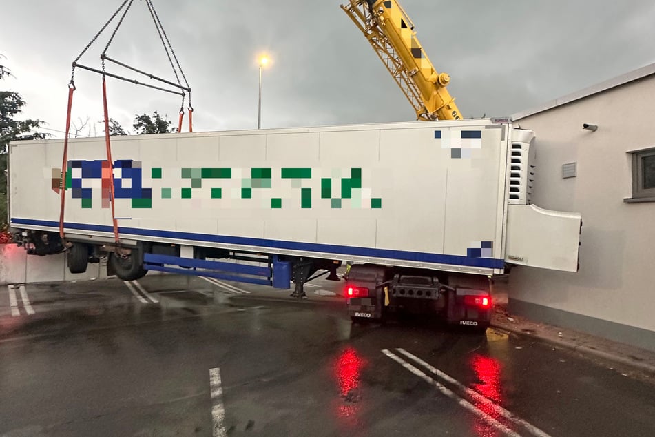 Zur Beseitigung des Aufliegers musste ein Kran zum Einsatz kommen.