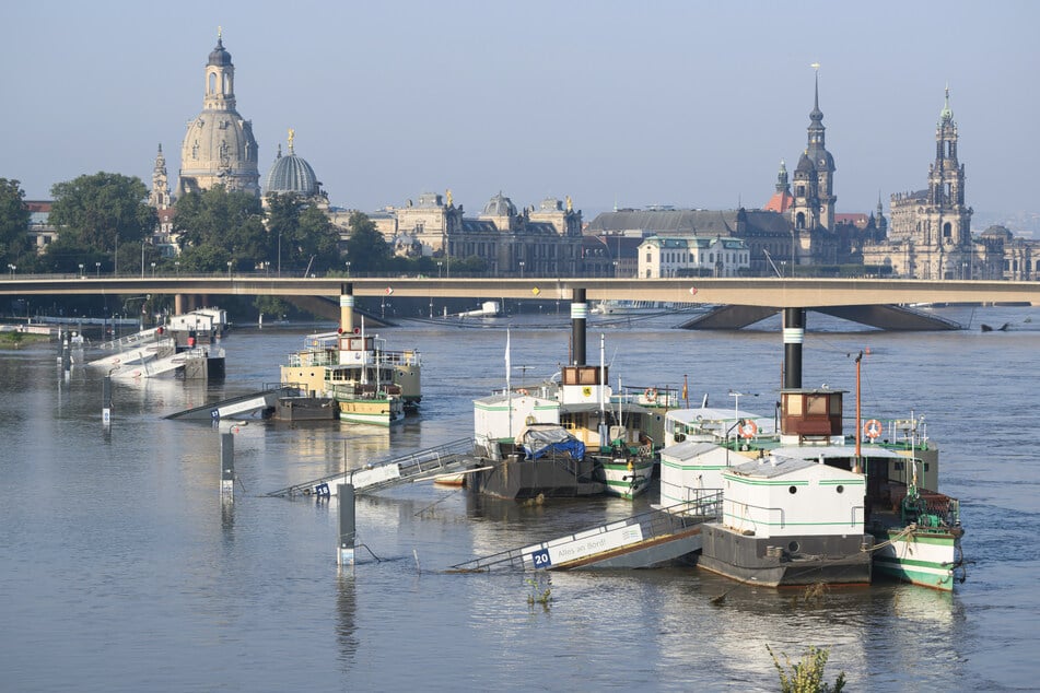 Anleger für die Schiffe der Sächsischen Dampfschifffahrt sind noch immer vom Hochwasser umspült. Bald sollen die Dampfer aber wieder fahren!