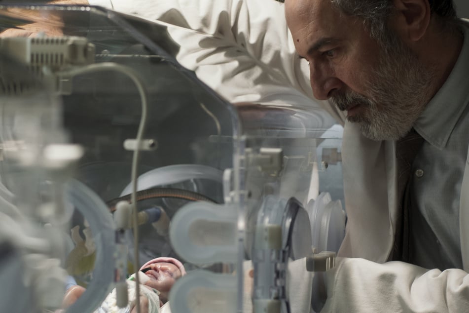 Mit Hingabe kümmert sich der TV-Arzt um seine mitunter ganz kleinen Patienten.