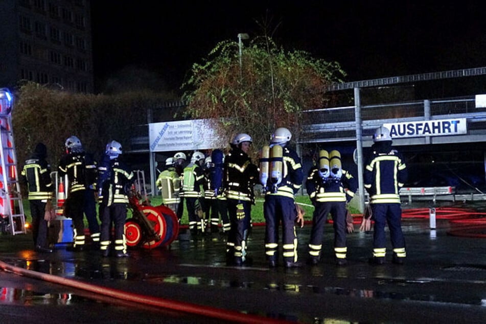 Feuerwehrleute erstickten die Flammen mit Löschschaum. Das Parkdeck ist nach dem Brand einsturzgefährdet.