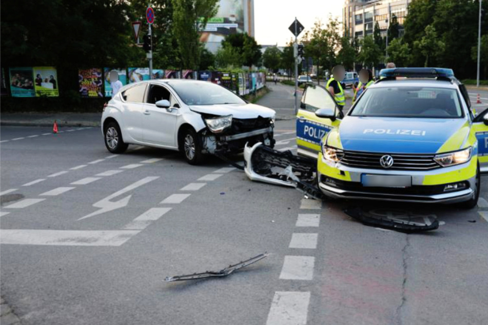 Crash im Leipziger Zentrum: Streifenwagen erwischt es gleich doppelt