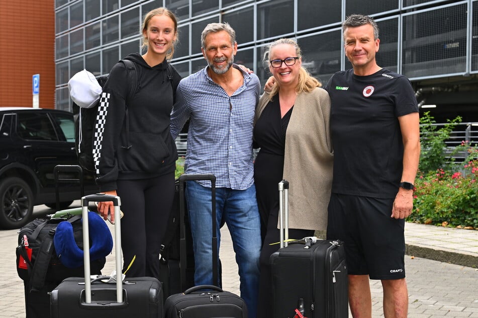 Grace Frohling (22, v.l.), mit Vater Ralph, Mutter Michelle und DSC-Trainer Alexander Waibl (55) am Dresdner Flughafen