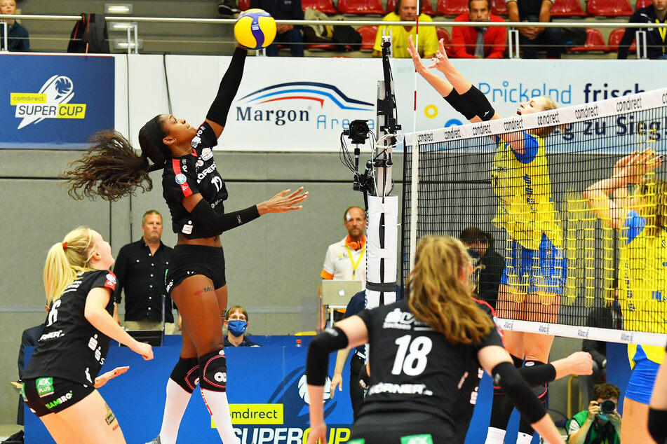 Naya Crittenden (l.) beim Supercup im Angriff gegen Schwerins Hayley Spelman. Der DSC verlor hier mit 0:3. Beim Pokal-Halbfinale im November in Schwerin hieß es 1:3.