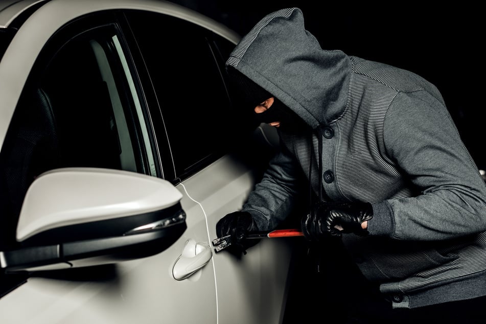 Drei Männer knackten in Limbach-Oberfrohna drei Autos. Die Polizei konnte zwei der gestohlenen Fahrzeuge sicherstellen. (Symbolbild)