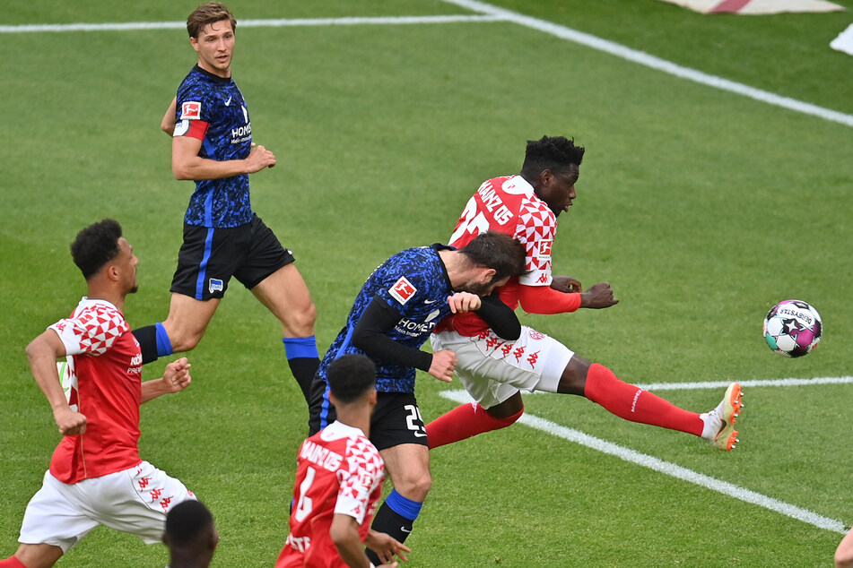 Lucas Tousart (2.v.r.) trifft per Kopf zur zwischenzeitlichen 1:0-Führung für Hertha BSC.