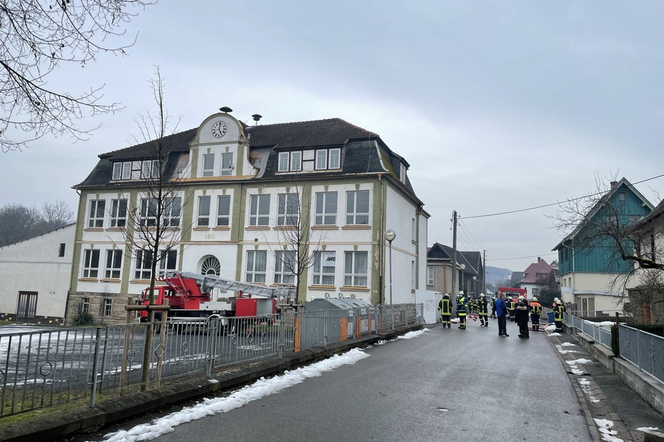 In einer ehemaligen Schule in Effelder ist es am Sonntag zu einer Verpuffung gekommen.
