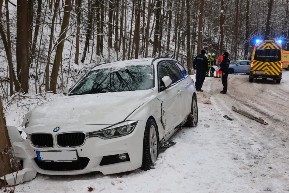 Die Glätte kam erschwerend dazu: Der BMW prallte gegen den Baum.