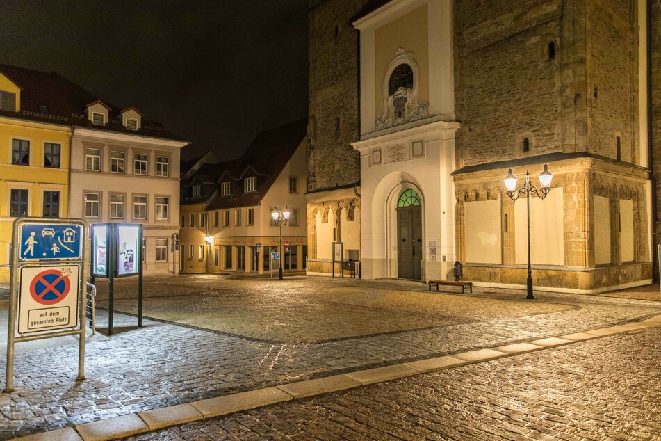 Schock in der Freiberger Innenstadt am Dienstagabend! Vor der bedrohte Nikolaikirche ein Mann (34) mehrere Passanten mit einer Pistole. Er wurde wenig später von der Polizei festgenommen.