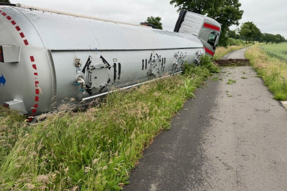 Trucker setzt sich betrunken hinter das Steuer: Laster landet seitlich im Graben