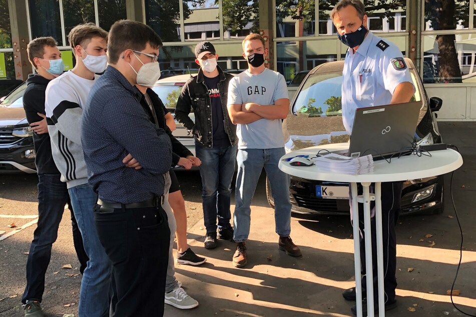 Die Kölner Polizei zeigt Schülern die Gefahren des Blindflugs am Steuer.