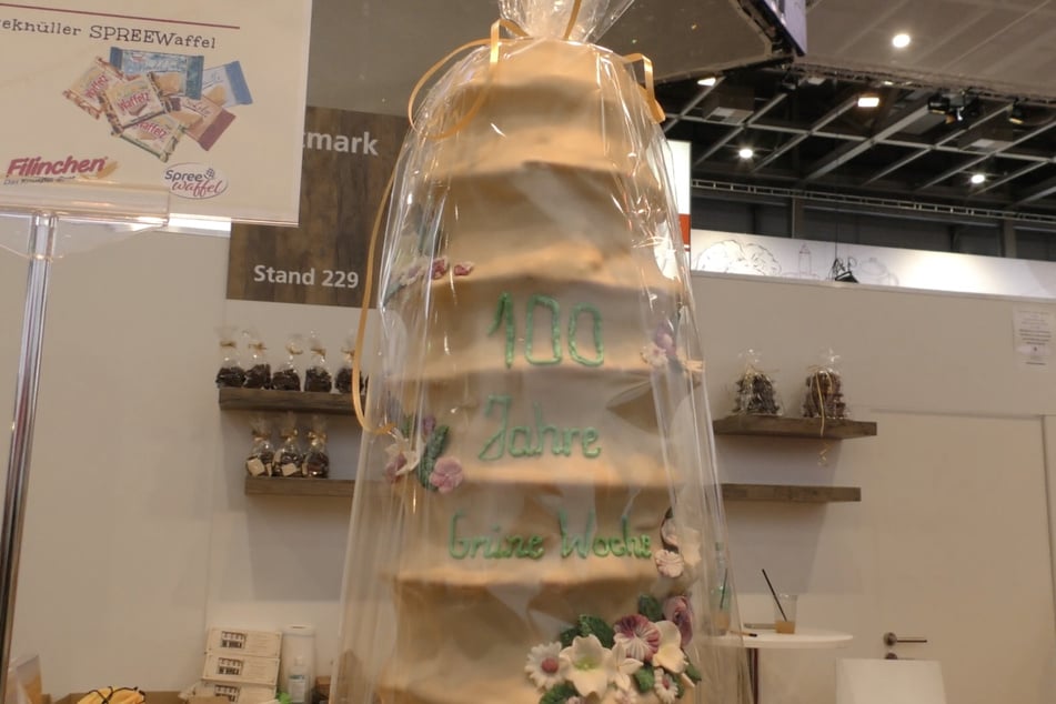 Die Erste Salzwedeler Baumkuchenfabrik "Hennig" fertigte zum 100. Jubiläum der Grünen Woche einen über mehrere Ringe großen Baumkuchen an.