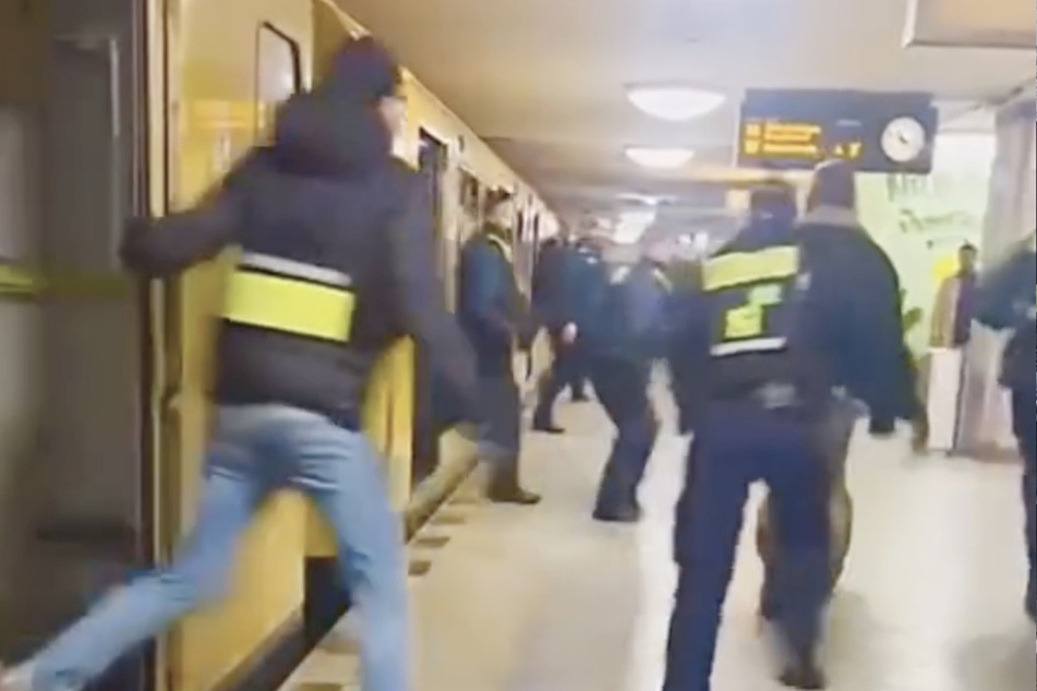 Am U-Bahnhof Kottbusser Tor angekommen stürmen die Polizisten aus der U-Bahn.