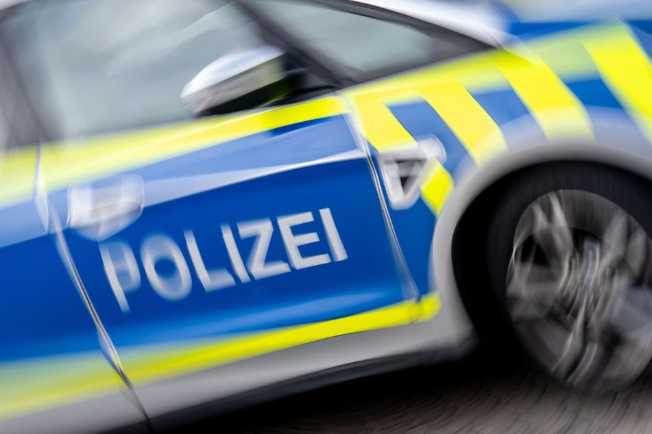 Die zwei Insassen des Polizeiwagens wurden ins Krankenhaus gebracht. (Symbolfoto)