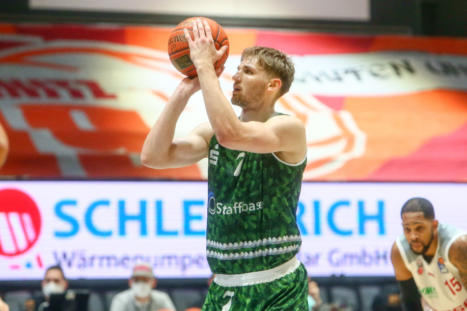 Nach zwei Absagen wegen Verletzung und Krankheit seinerseits, konnte Jonas Richter (25) nun sein Debüt in der Basketball-Nationalmannschaft feiern.