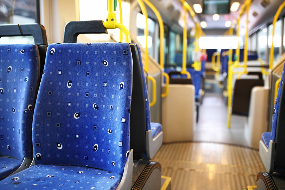 In einem Bus ist eine 17-Jährige von einem Unbekannten belästigt worden. (Symbolbild)