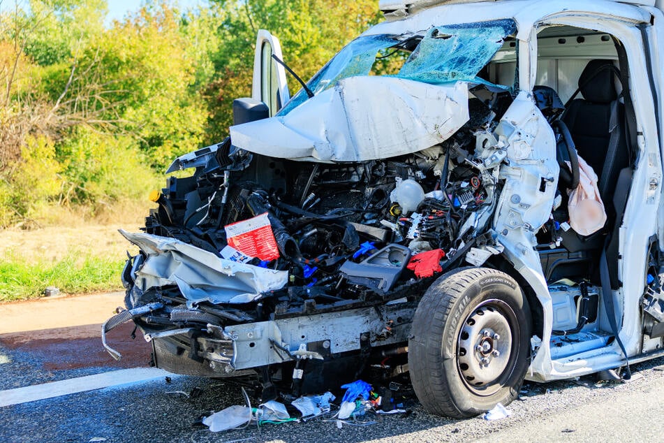 Transporter kracht auf A67 in Lastwagen, Feuerwehr muss jungen Fahrer aus Wrack schneiden