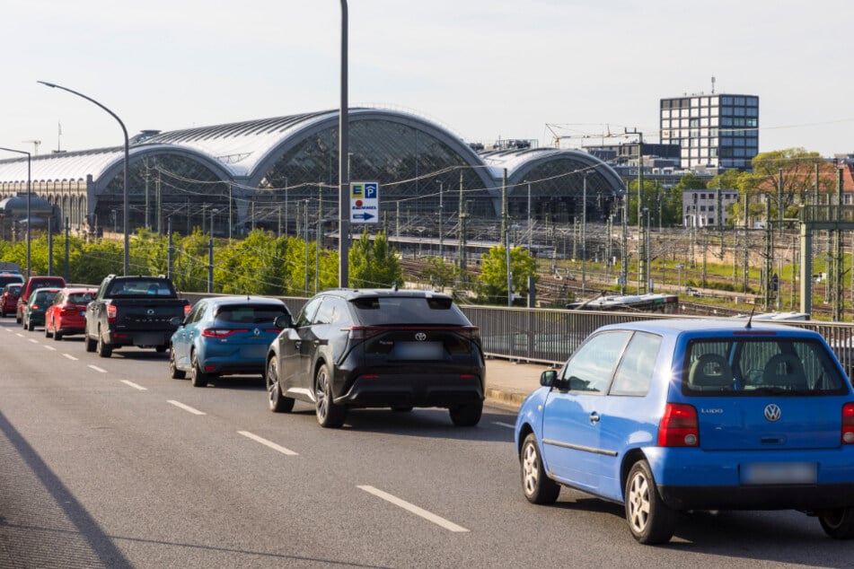 Auch auf der Brückenrampe staute sich der Verkehr.