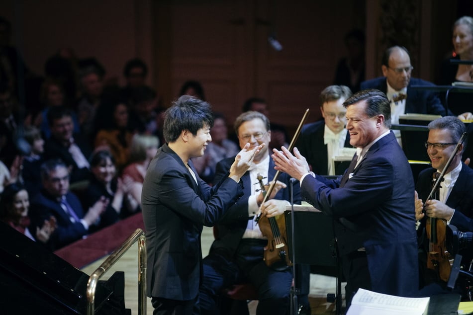 Lang Lang (l.) und die Staatskapelle unter Christian Thielemann (64) 2015 beim Konzert in der Semperoper.