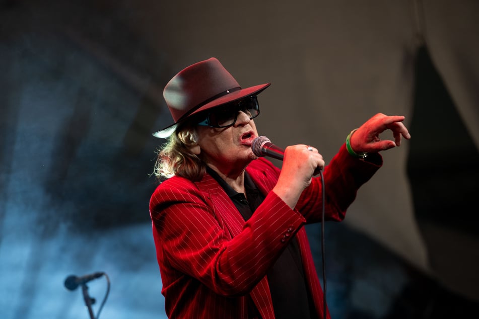 Sehen wir Udo Lindenberg (79) bald über die Bühne fliegen? Der Kult-Musiker gehörte am Donnerstag zu den Star-Gästen im Hansa-Theater. (Archivbild)