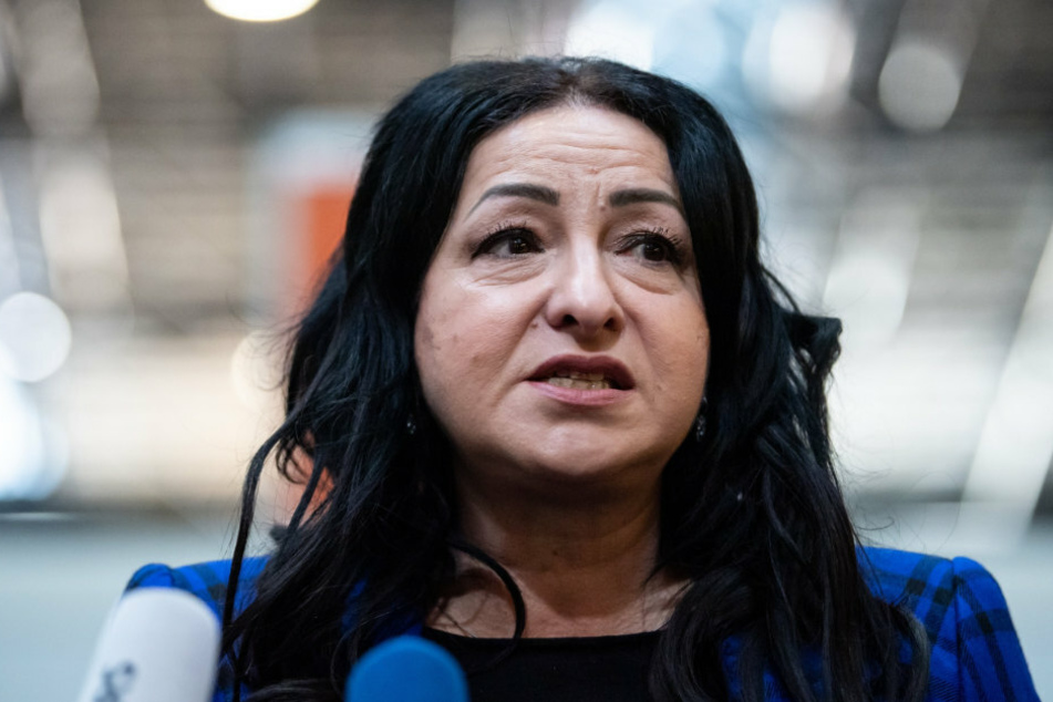 Gesundheitssenatorin Dilek Kalayci (53, SPD) hat angekündigt, dass die Impfungen am Sonntag zunächst in den Pflegeheimen beginnen sollen. Allerdings gebe es noch viele offene Fragen zu klären.