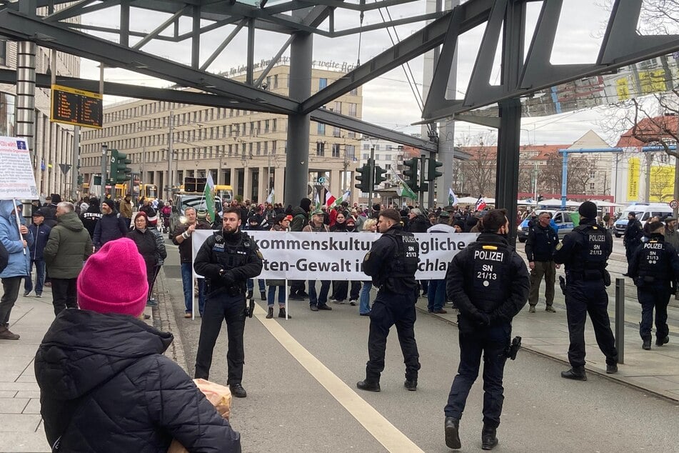 Rechtsextreme mussten am Postplatz wegen einer Blockade stoppen.