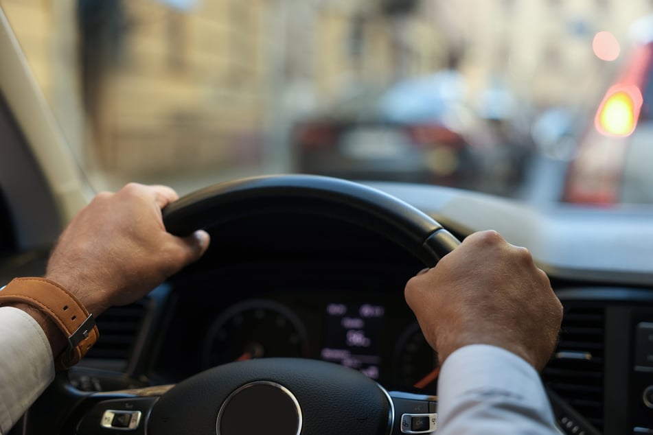 Ein Autofahrer (44) hat am Samstagmittag in Jena am Steuer das Bewusstsein verloren. (Symbolfoto)