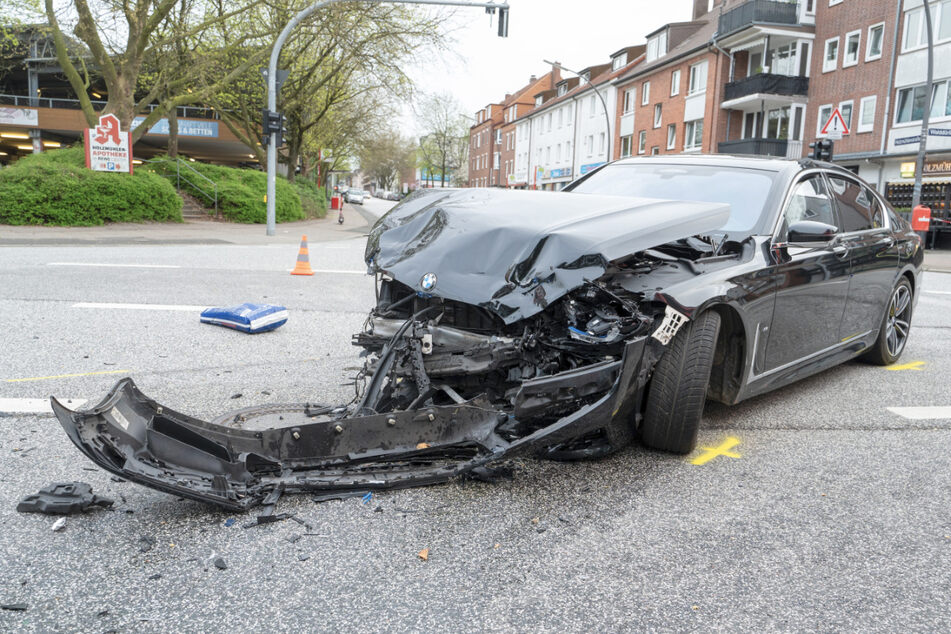 Der BMW war an einer Kreuzung über eine rote Ampel gerast und hatte dabei einen Mercedes gerammt.