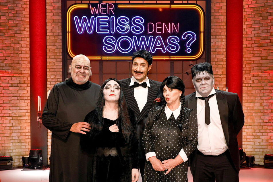 Die Addams Family auf Wish bestellt (v.l.): Harry Wijnvoord (75), Bernhard Hoëcker (54), Kai Pflaume (57), Marijke Amado (70) und Elton (53).