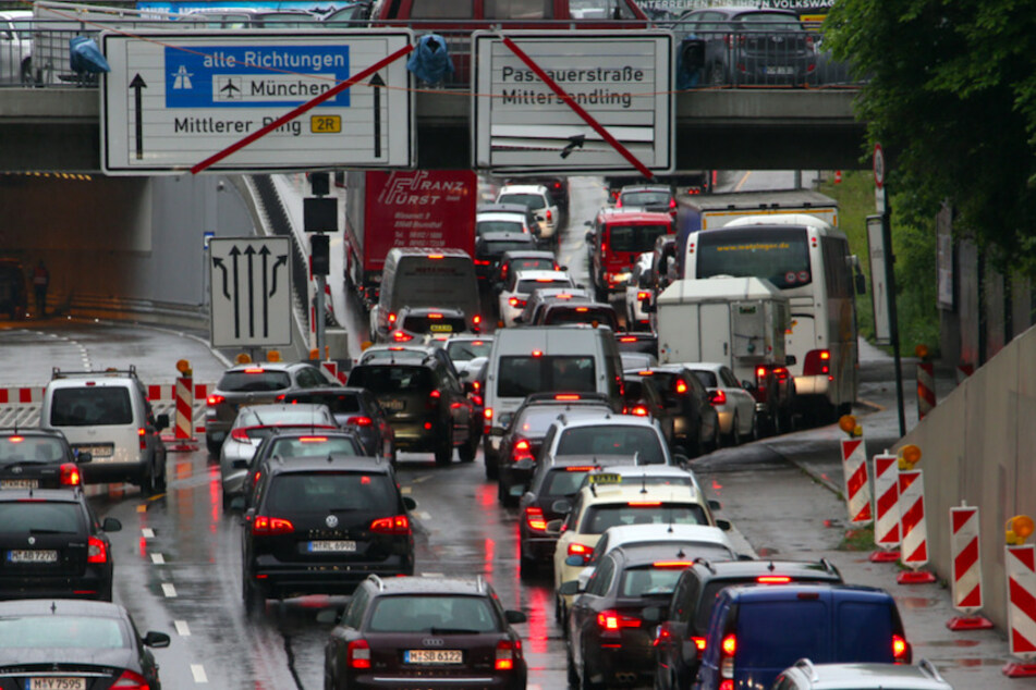 Am Mittleren Ring warfen Kinder Steine auf Autos. (Symbolbild)