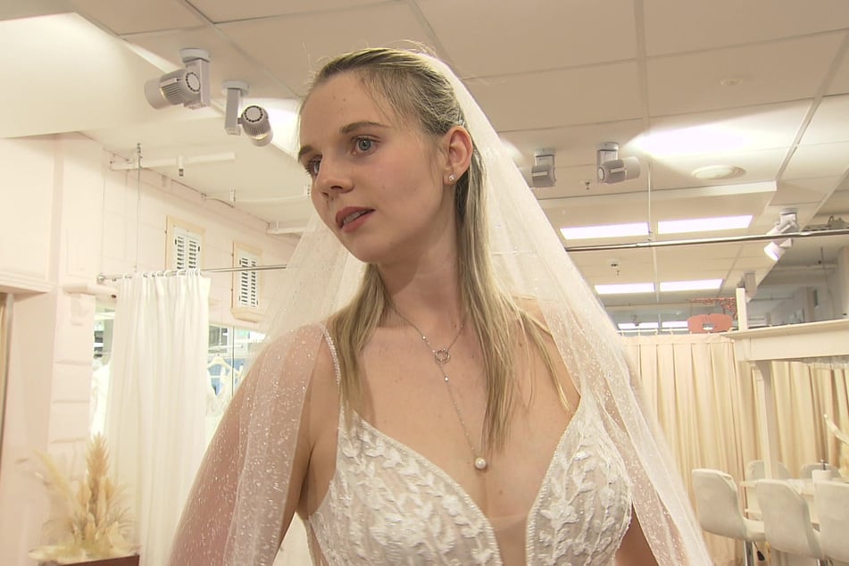 Auch das mit floraler Spitze besetzte Kleid gefiel der Mutter eines fünf Monate alten Sohnes.