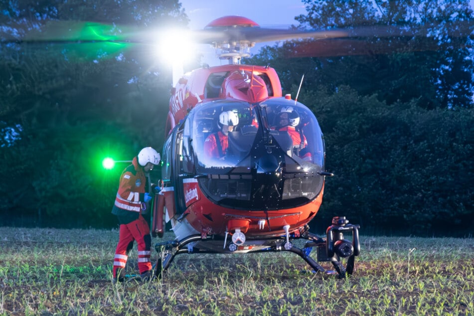 Ein Rettungshubschrauber brachte einen weiteren Notarzt zur Unfallstelle.