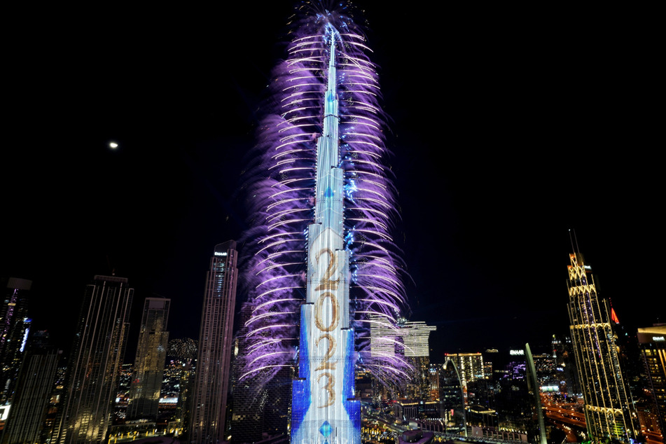 Farbenfroh ging es auch am Burj Khalifa, dem höchsten Gebäude der Welt, in Dubai zu.