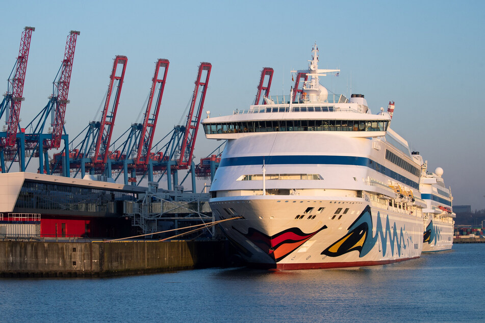 Hamburg: Die beiden Aida-Schiffe "Aidaaura" und "Aidacara" (r) liegen am Kreuzfahrt-Terminal Steinwerder. Die Kreuzfahrtreederei Aida Cruises hat ihre Fahrten bis Ende August abgesagt.