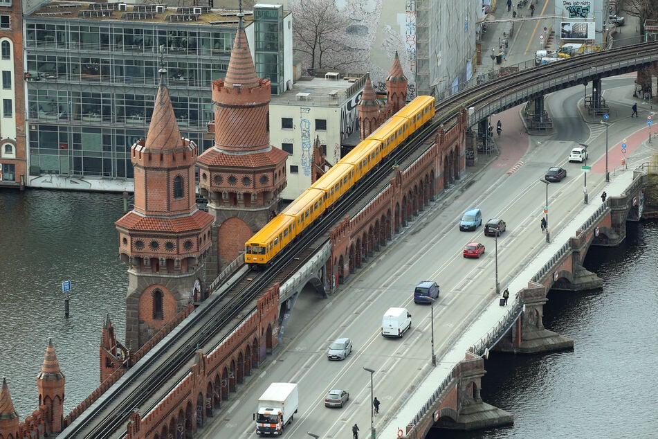 Der Unfall ereignete sich auf der Oberbaumbrücke, die Friedrichshain und Kreuzberg miteinander verbindet. (Archivbild)