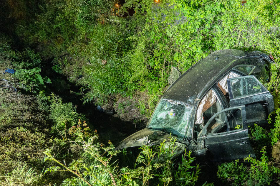 Tödlicher Unfall: Fahrer wird aus Audi geschleudert und landet in Kläranlage