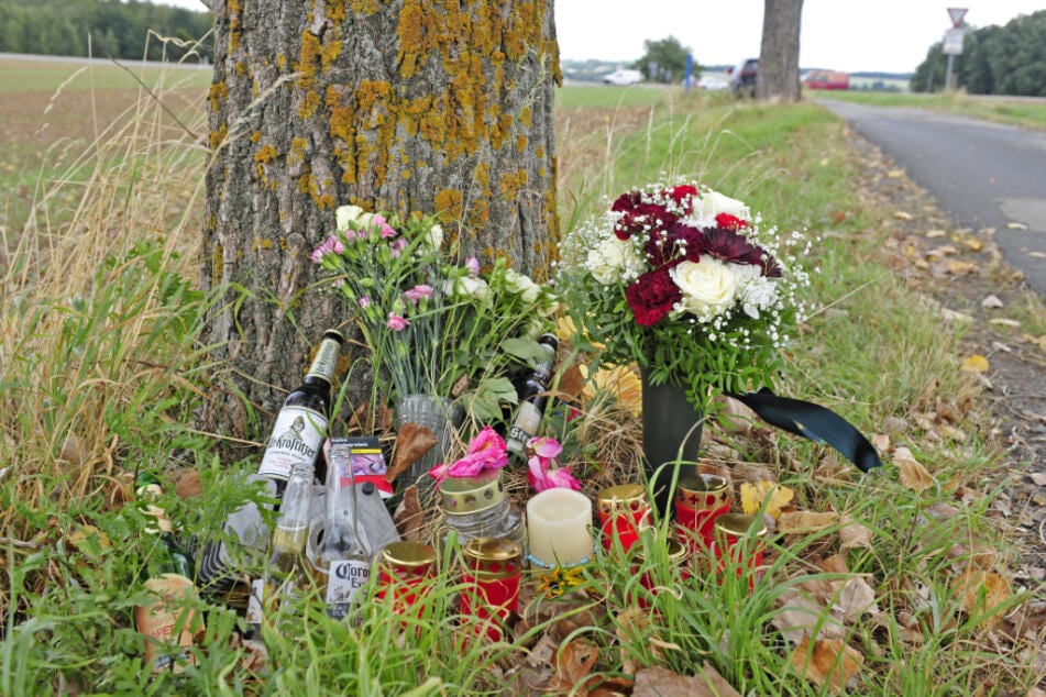 An der Unfallstelle wurden mittlerweile Blumen, Kerzen und Bierflaschen abgelegt.