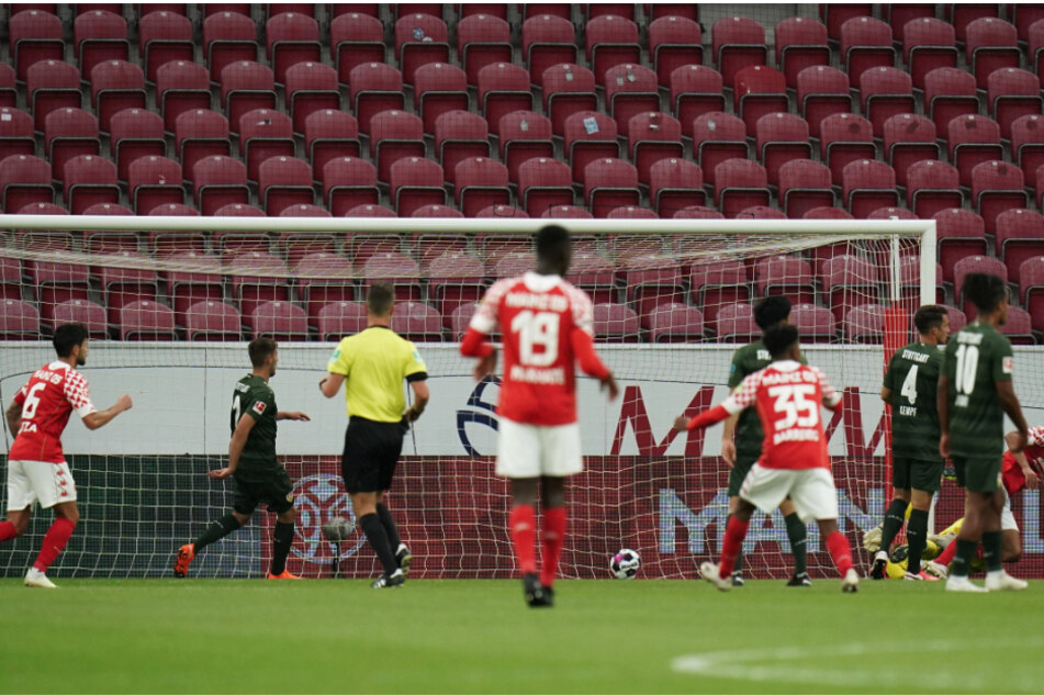 Hier fällt das 1:0 für Mainz 05 durch Robin Quaison.