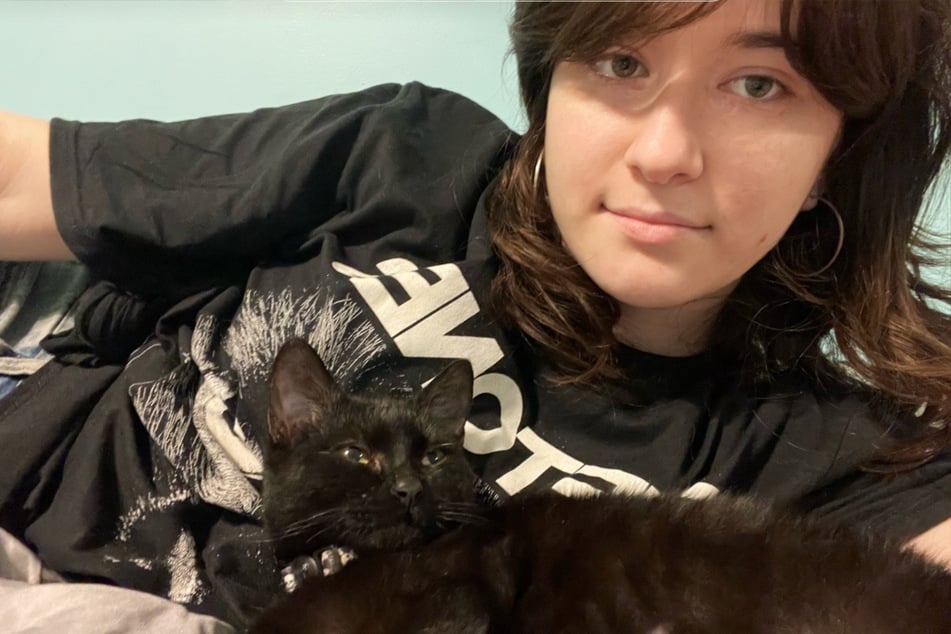 21‑letnia uczennica ponownie nakarmiła czarnego czworonoga.