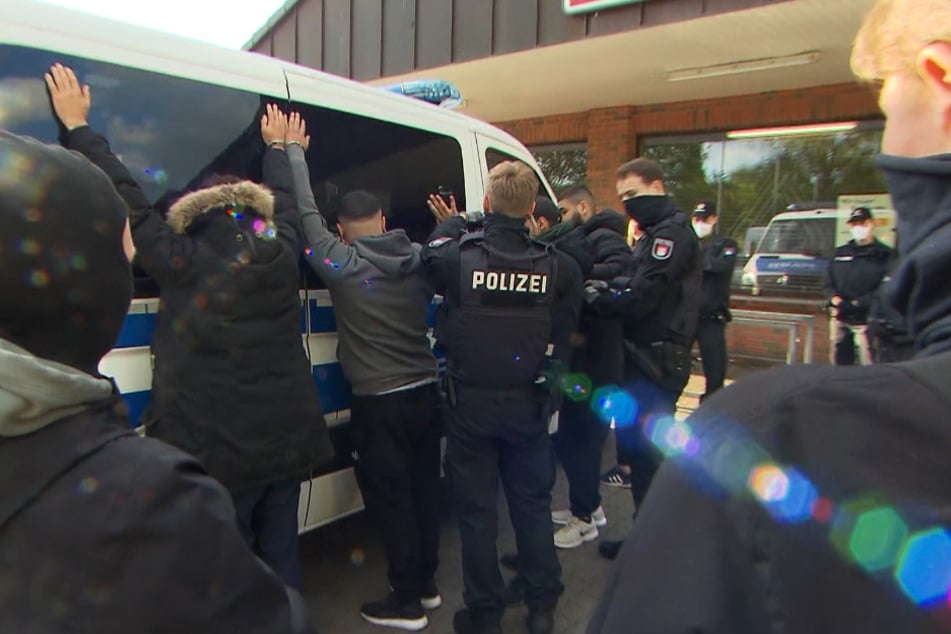 Mehrere Männer wurden festgenommen.