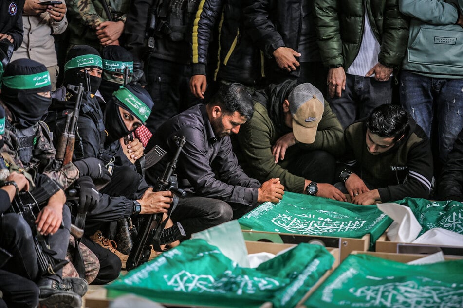 Palästinensische Kämpfer nehmen an der Beerdigung von fünfzehn Mitgliedern der Kassam-Brigaden, des militärischen Flügels der Hamas, teil.