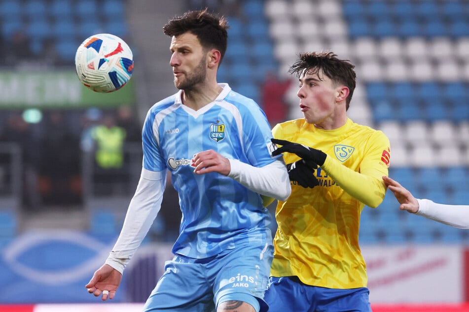 CFC-Kicker Dejan Bozic (32, l.) im Zweikampf mit Tim Maciejewski.