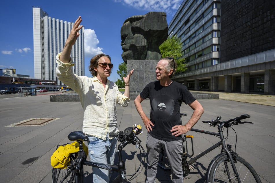 Die Guide-Autoren Sergey Nikitin-Rimsky (49, l.) und Düspohl (68) unterhalten sich vor dem Nischel.