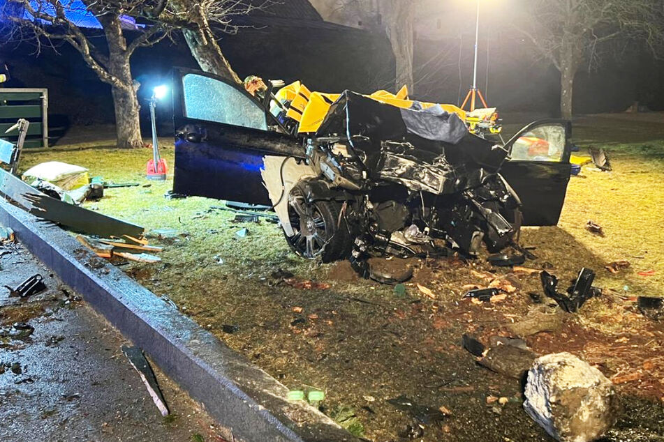 Der beschädigte BMW war im Zuge des Unfalls in Scheyern im Landkreis Pfaffenhofen an der Ilm erst in einem Garten zum Stehen gekommen.