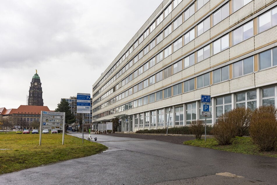 Vor der Ausländerbehörde an der Lingnerallee geriet am Freitag ein 34-Jähriger außer Kontrolle. Er verschaffte sich sogar Zutritt zum Gebäude. (Archivbild)