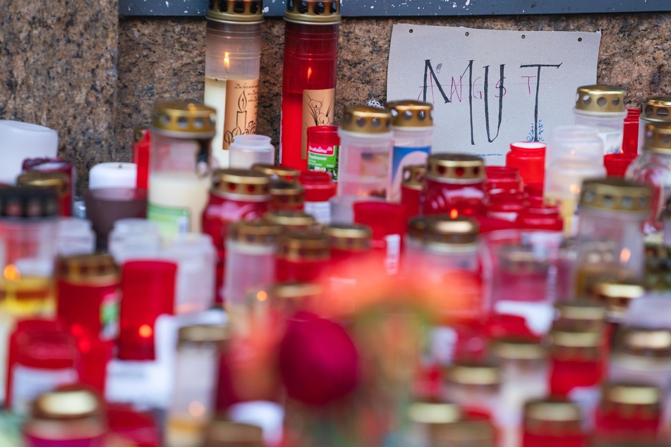 Zahlreiche Menschen nahmen mit Kerzen und Beileidsbekundungen Anteil am Leid der Opfer und Hinterbliebenen.