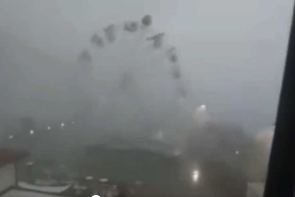 Der Regionalpräsident der Toskana veröffentlichte ein Video, auf dem man ein Riesenrad im Sturm durchdrehen sieht.