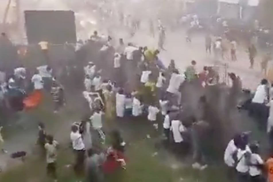 Nach einer Fehlentscheidung in einem Fußballspiel kam es in Guinea zu heftigen Krawallen, die offenbar 100 Tote zur Folge hatten.